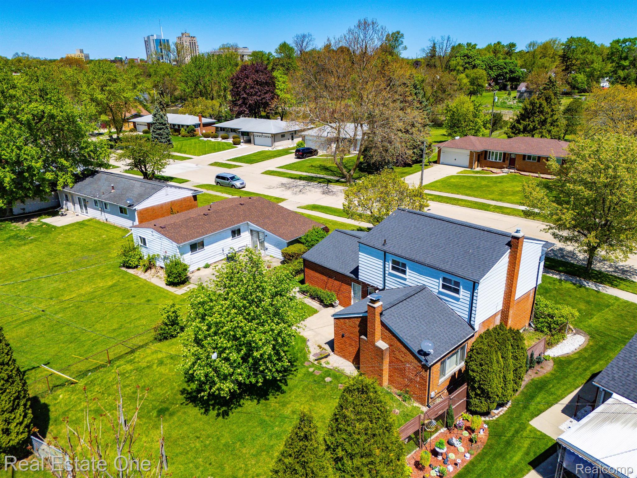 250 CLINTON RIVER DR