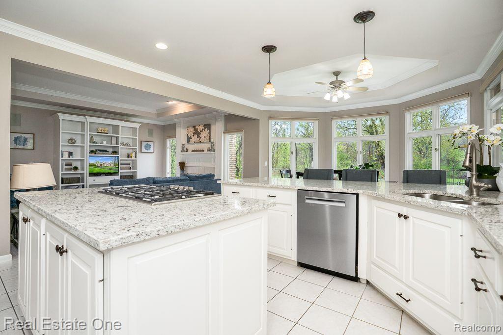 290 E Gunn RD
