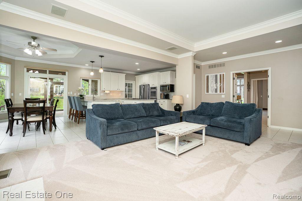 290 E Gunn RD