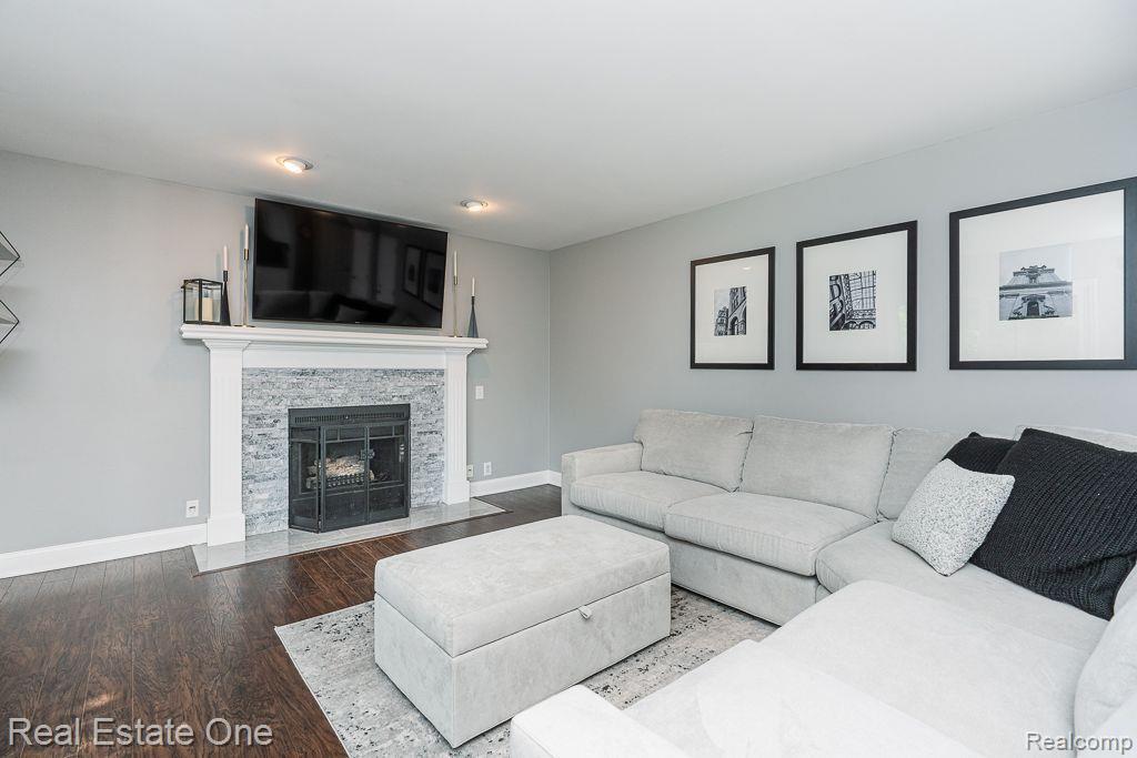 318 ARLINGTON DR