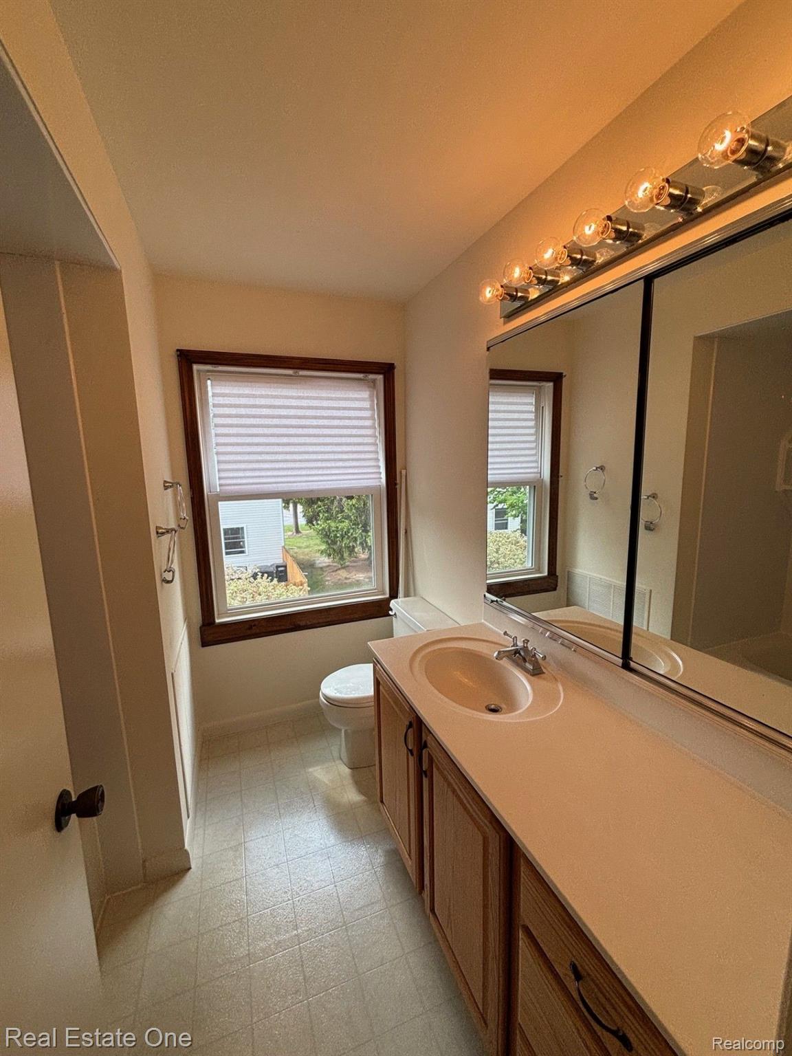 1163 Marquette CRT