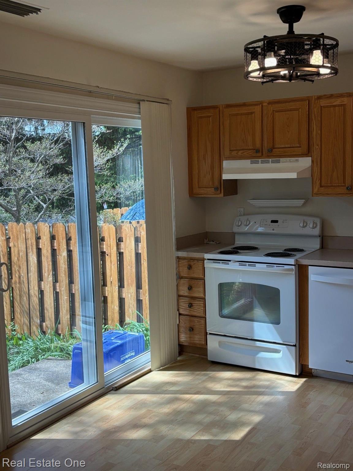 1163 Marquette CRT