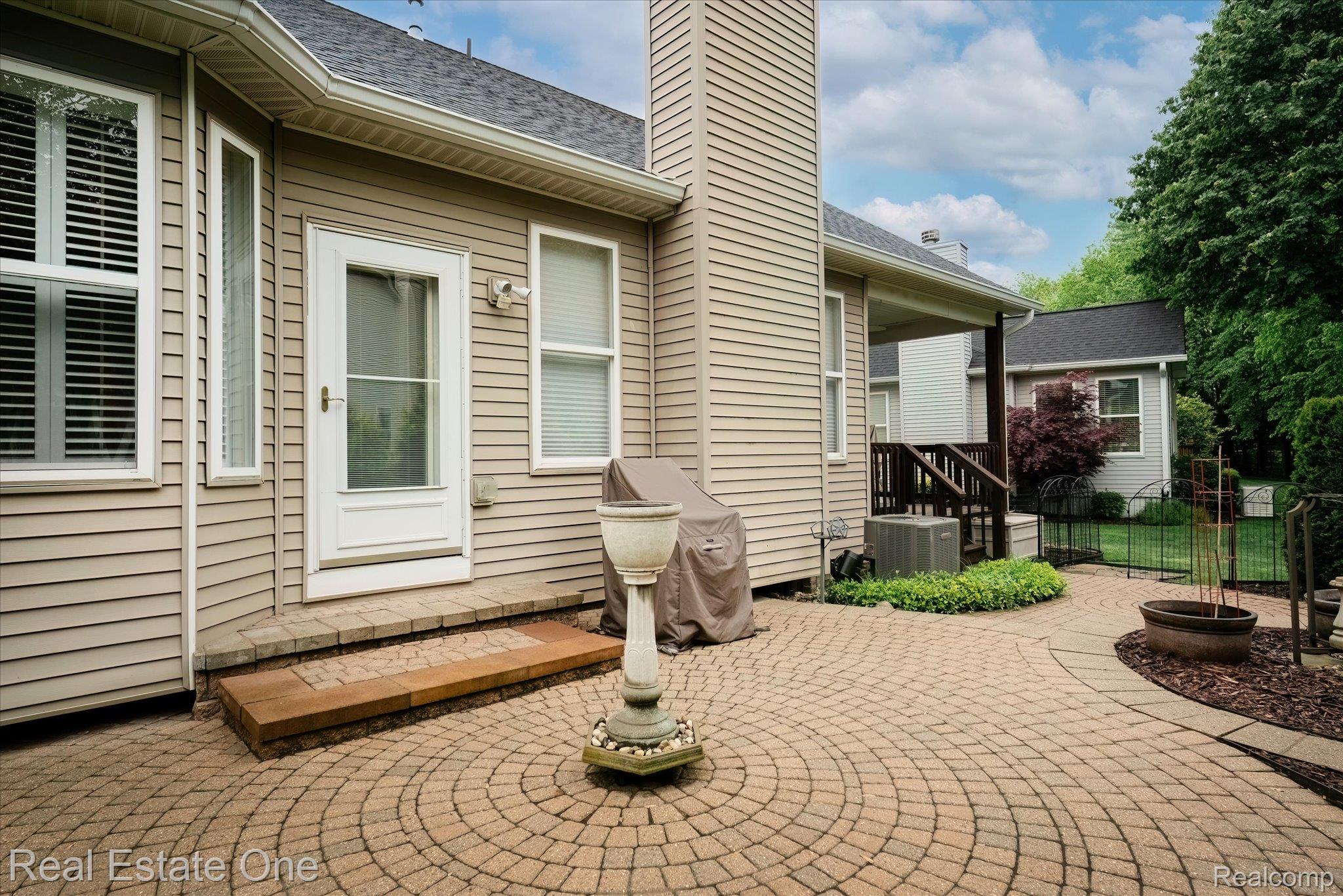 3930 HILLSDALE DR