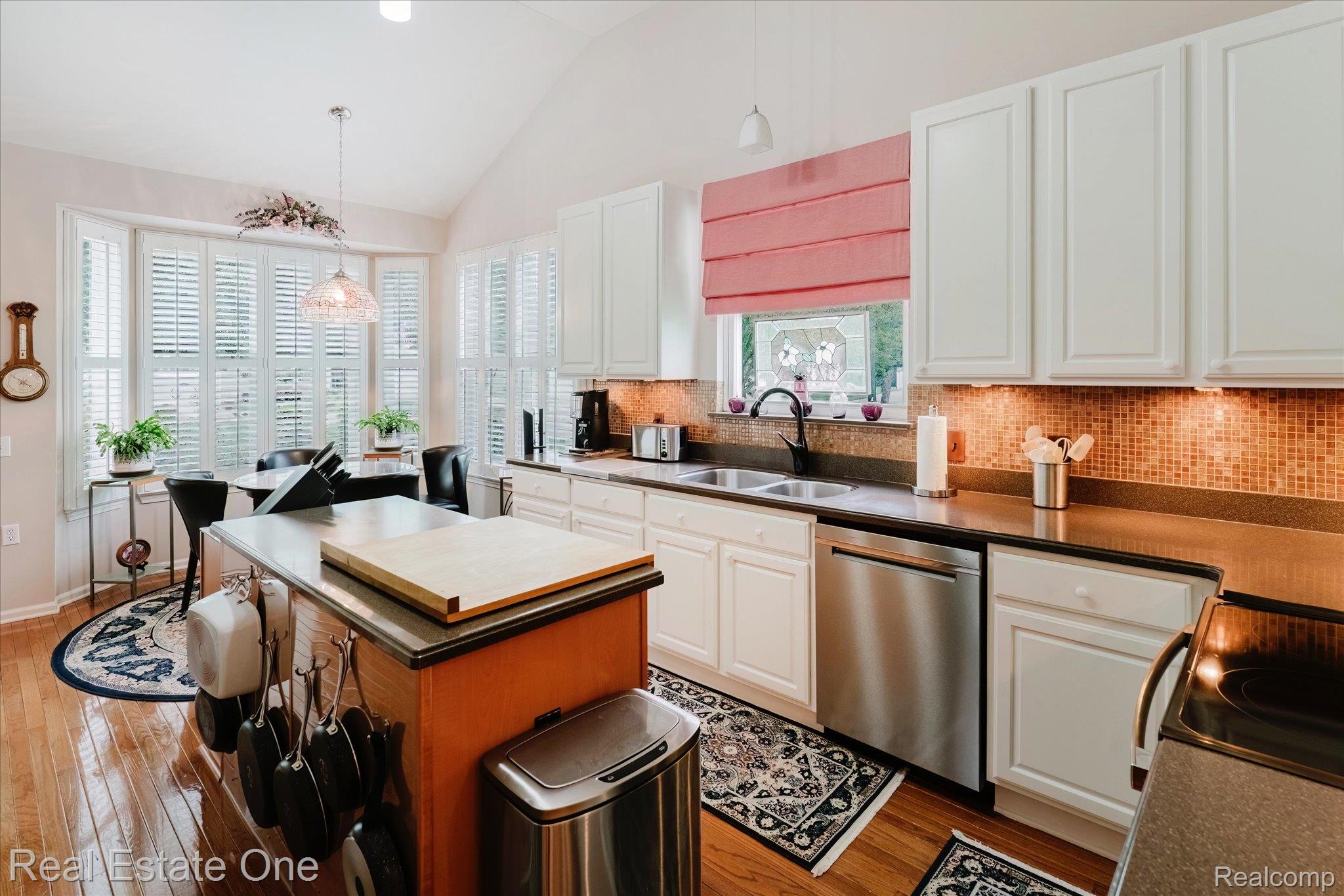 3930 HILLSDALE DR