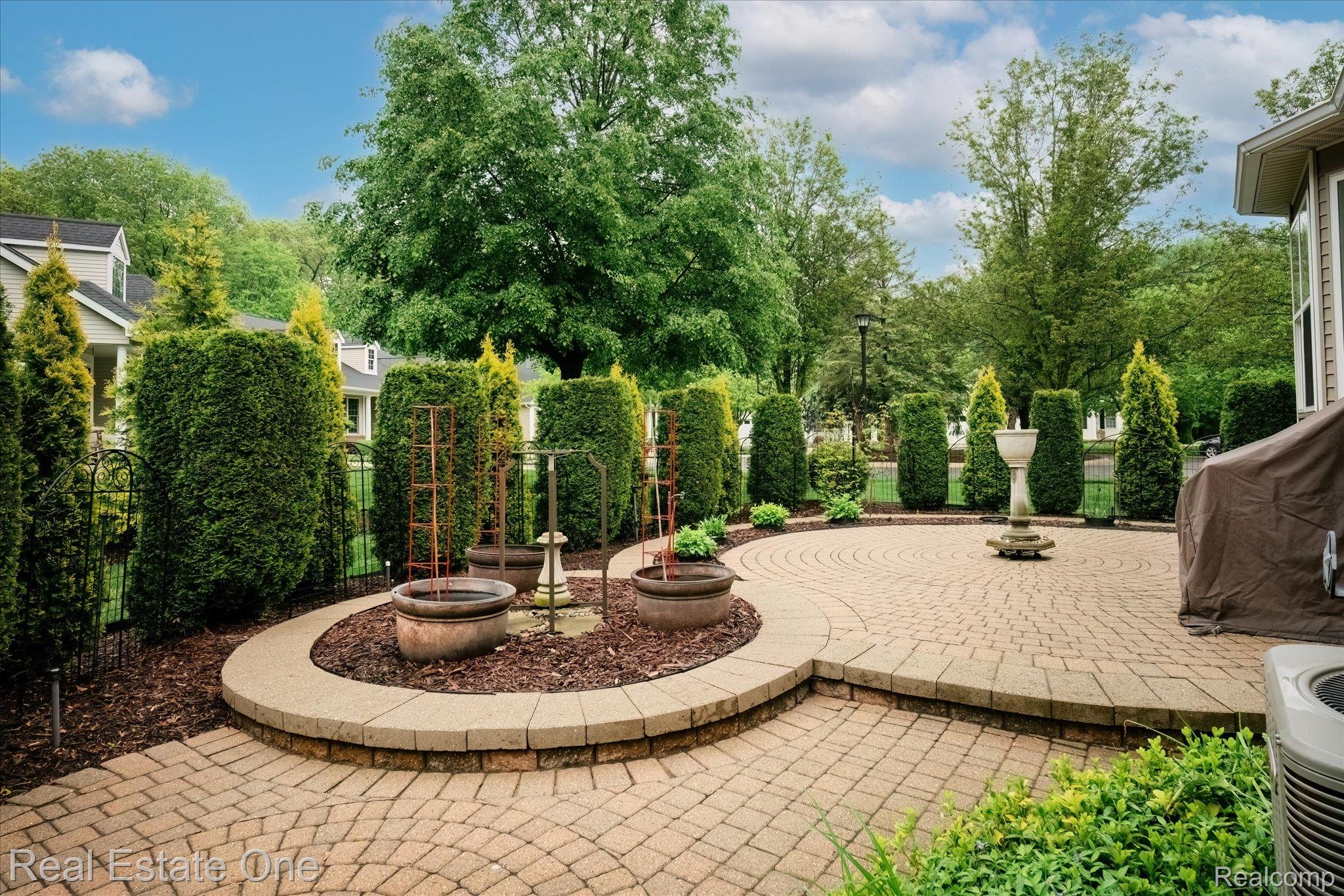 3930 HILLSDALE DR