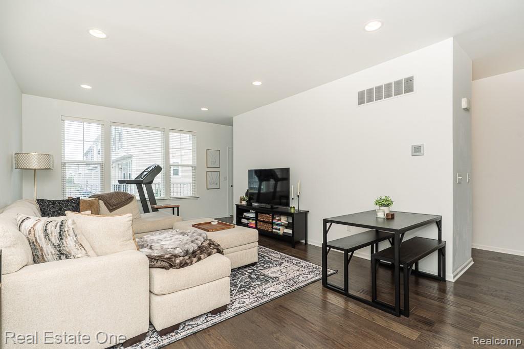 4661 BRADLEY Circle