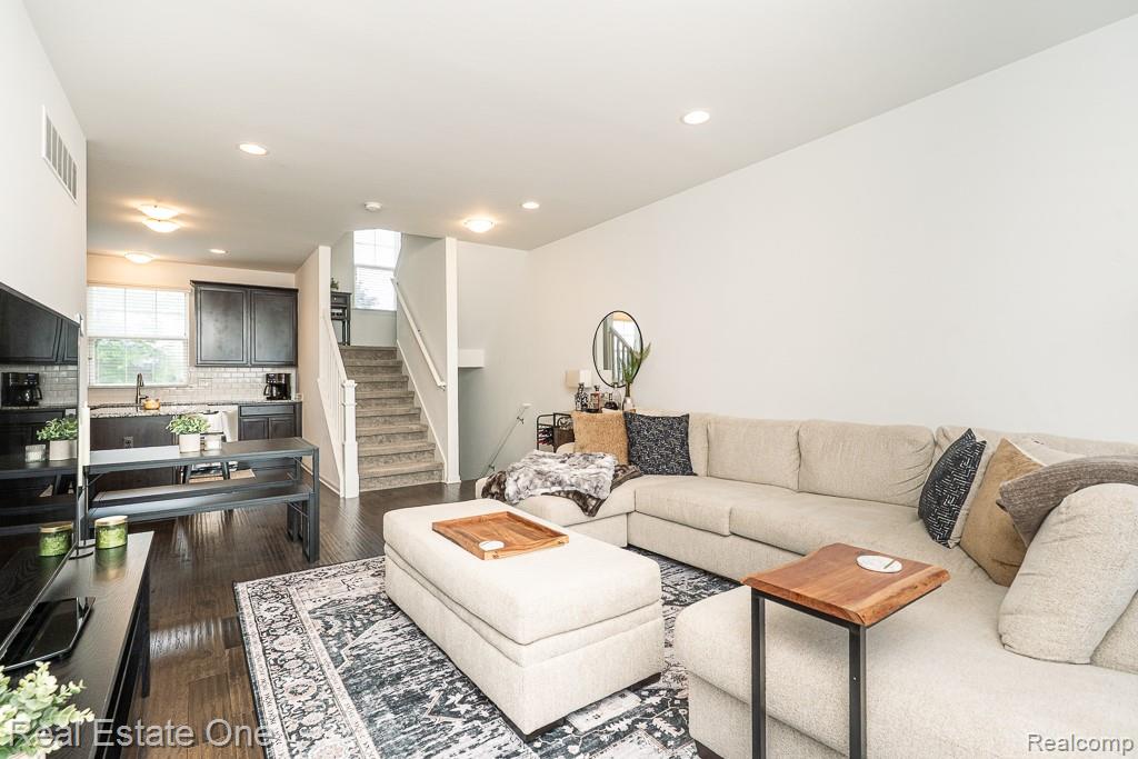 4661 BRADLEY Circle