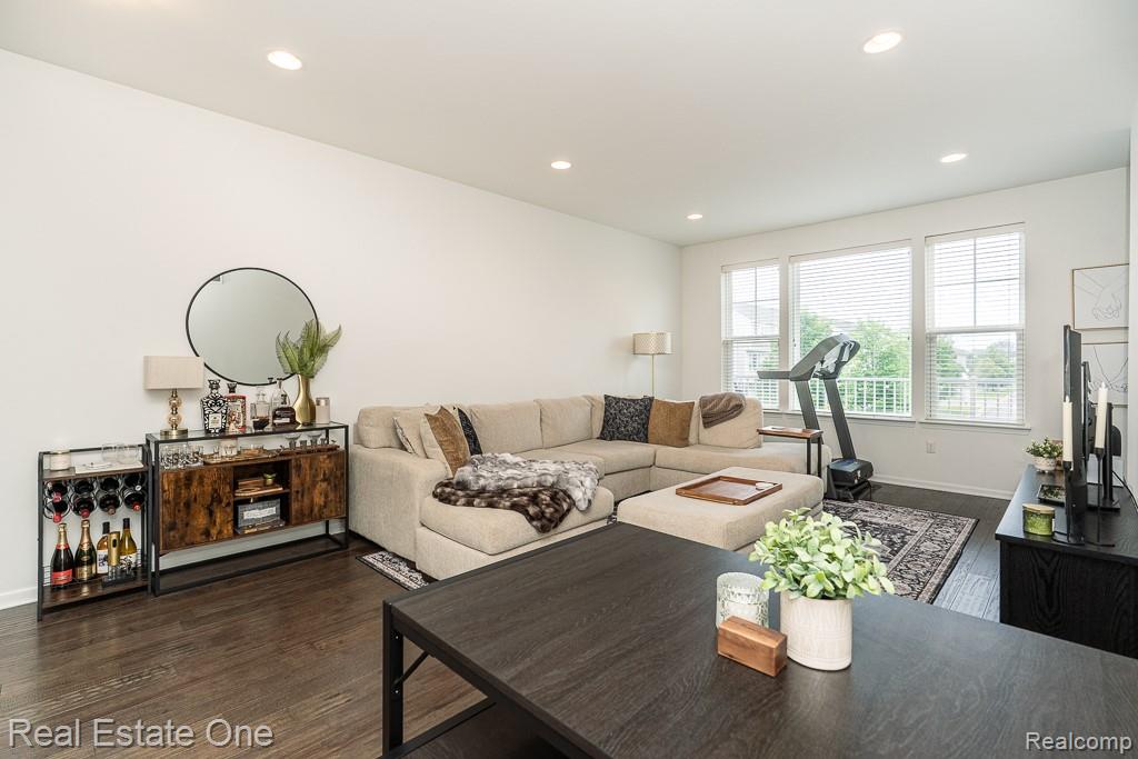 4661 BRADLEY Circle
