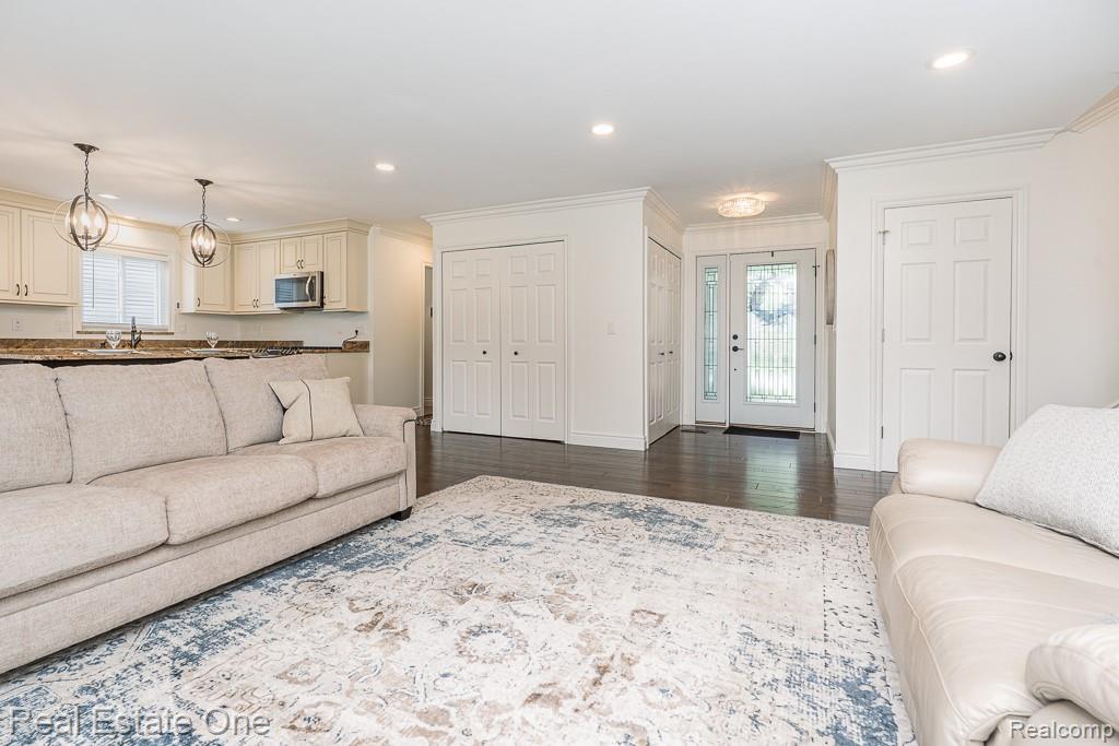 914 Dressler Lane
