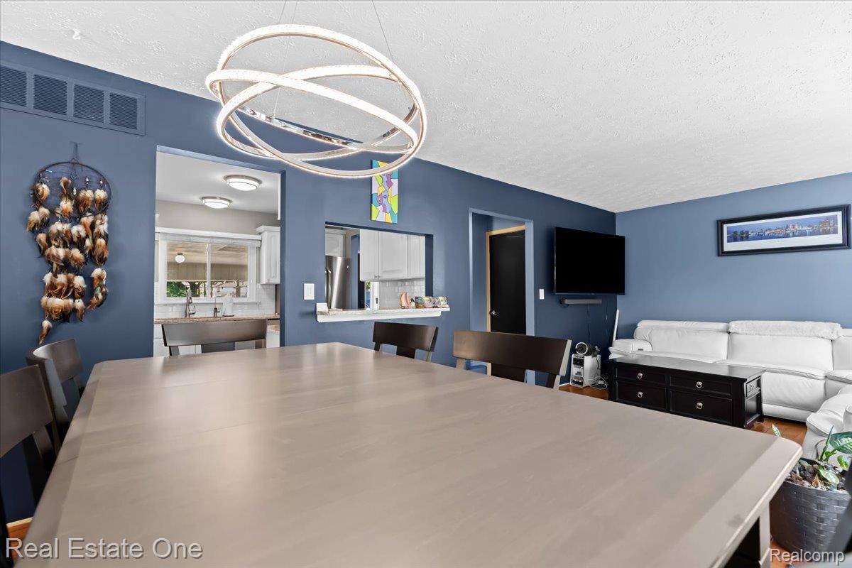 1527 Charter Oak Drive