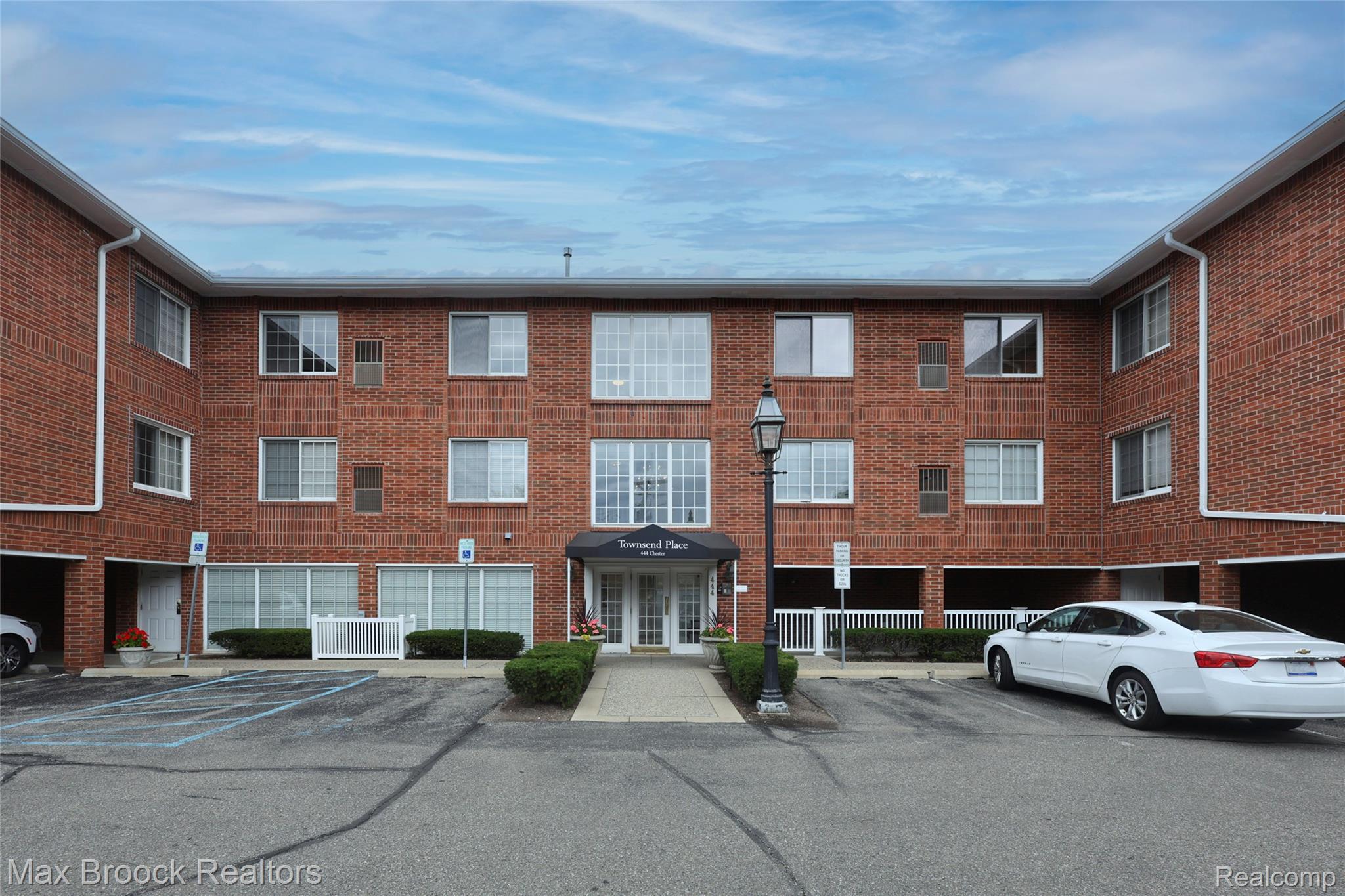 444 Chester Street S Unit: 413