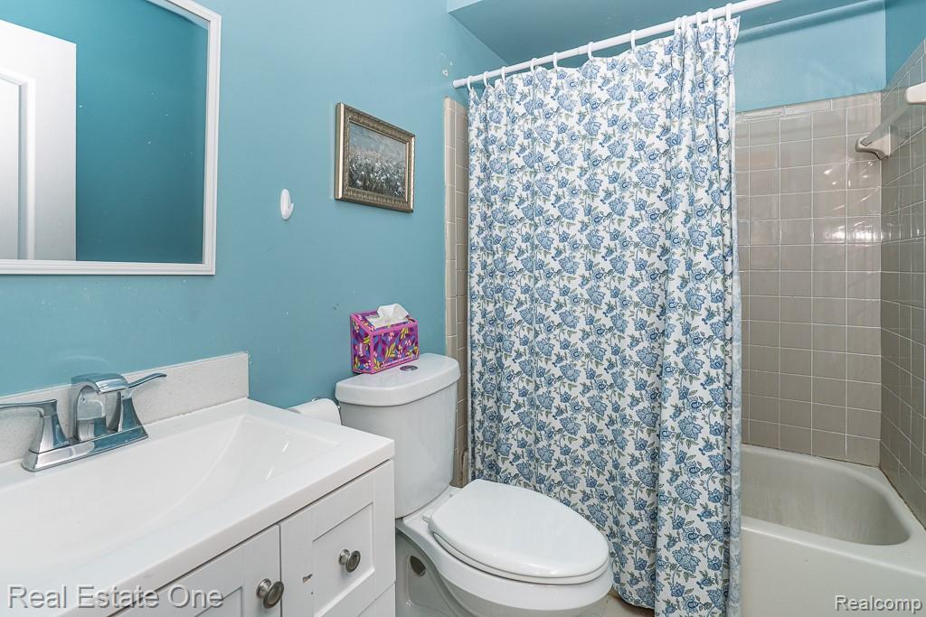 48749 Smokey Glen Court