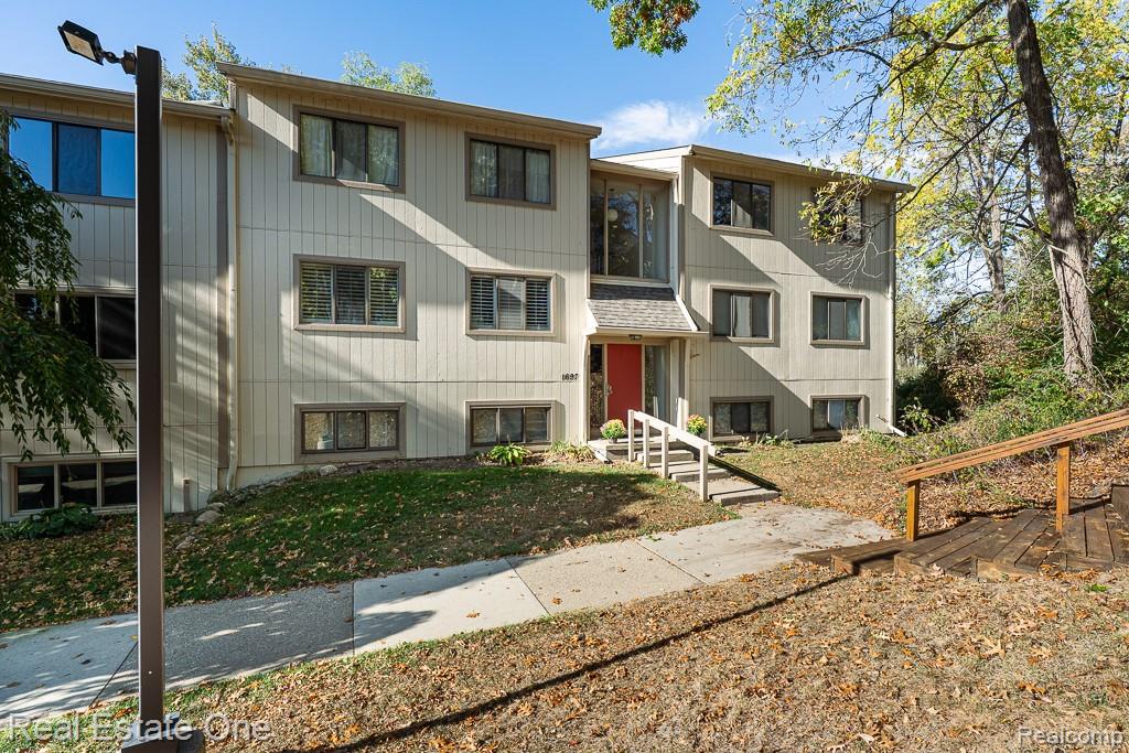 1697 Riverside Drive Unit: 15