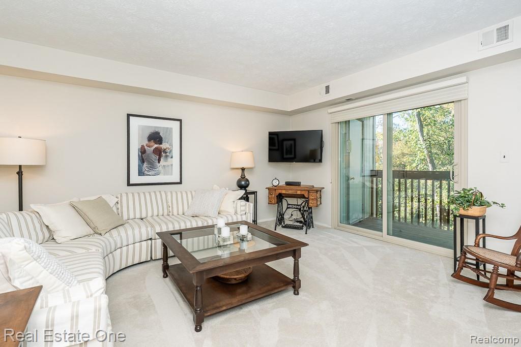 1697 Riverside Drive Unit: 15