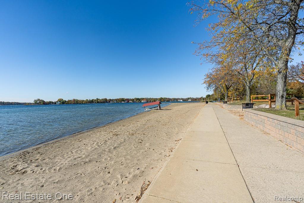 1375 Nokomis Way