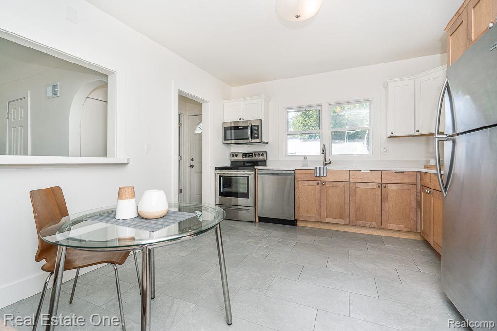 2392 W AUBURN Road