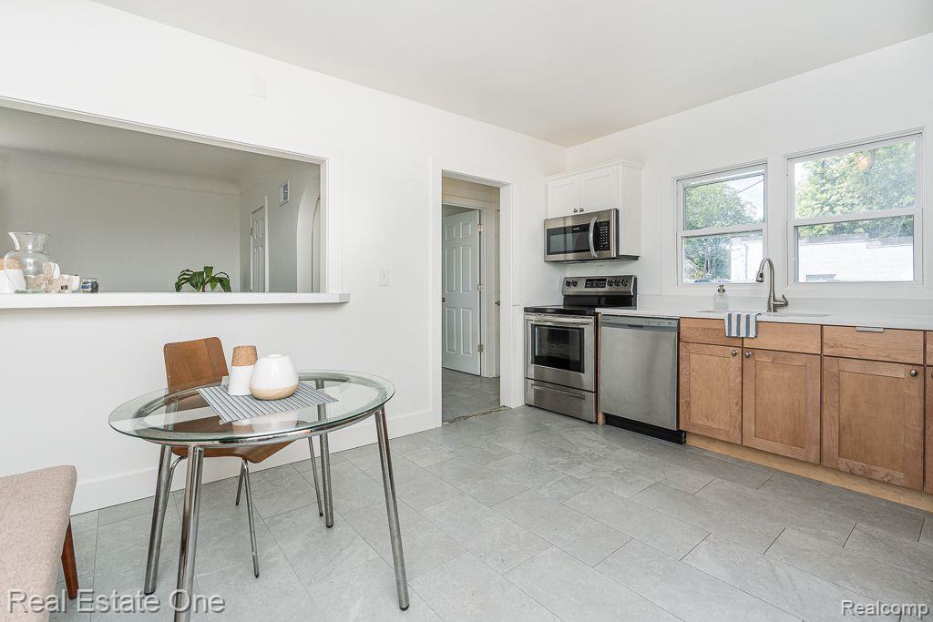 2392 W AUBURN Road