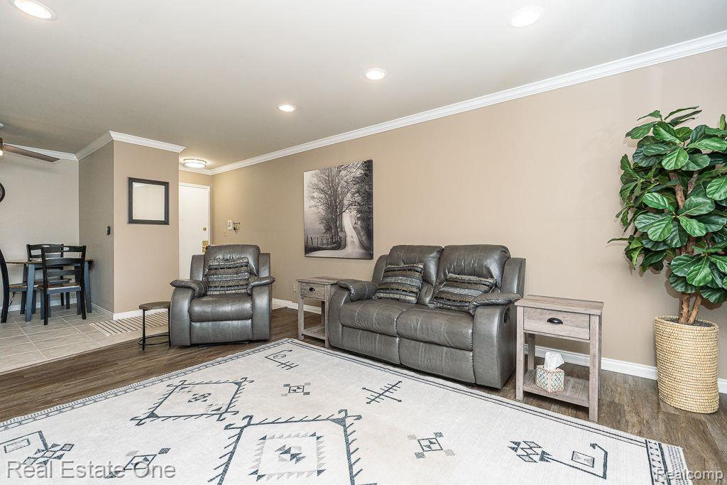 803 PLATE Street Unit: 204