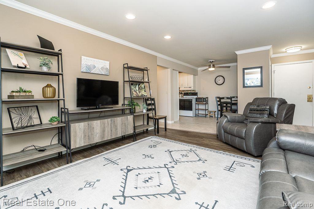 803 PLATE Street Unit: 204