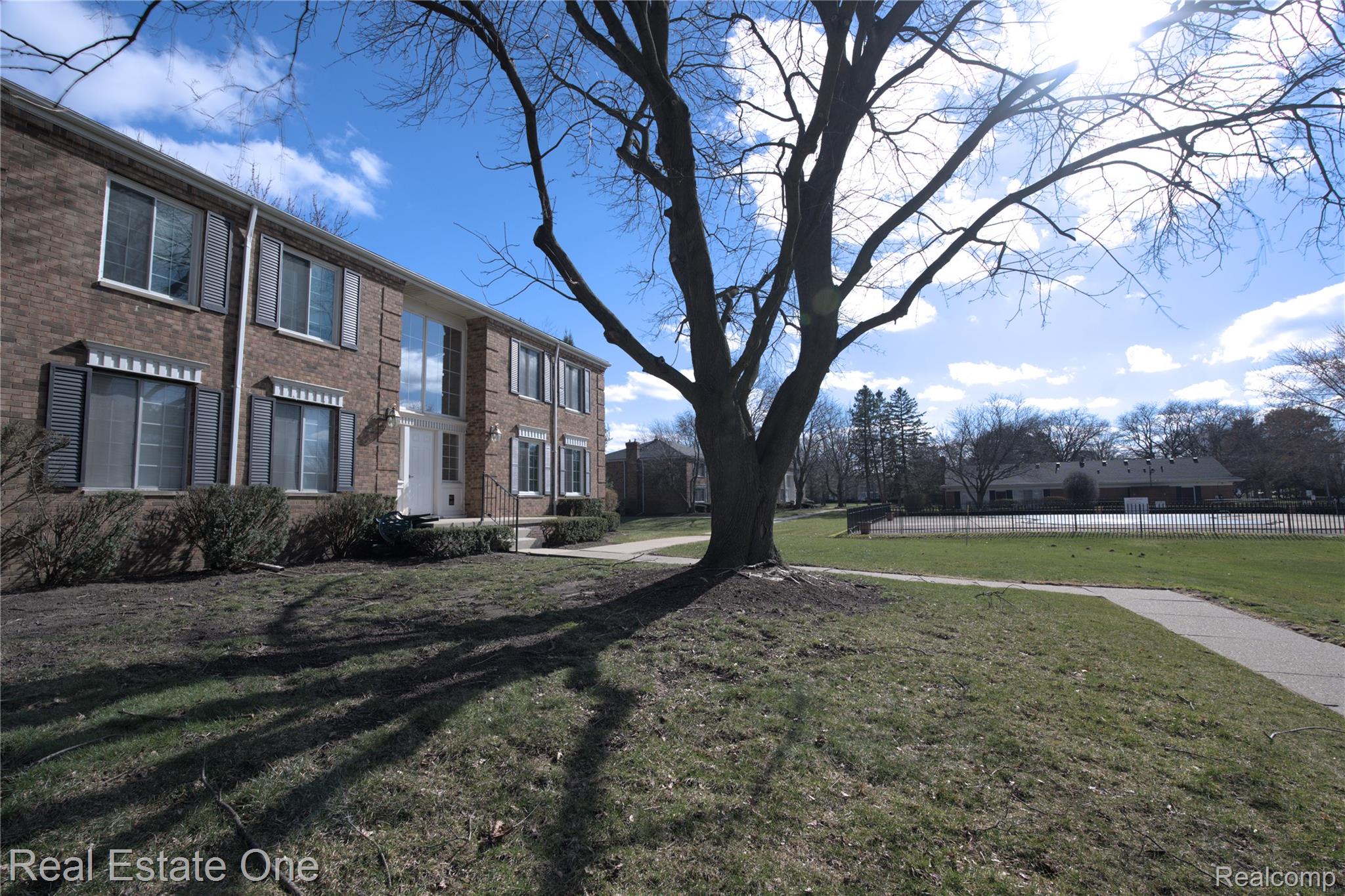 657 E Fox Hills Drive
