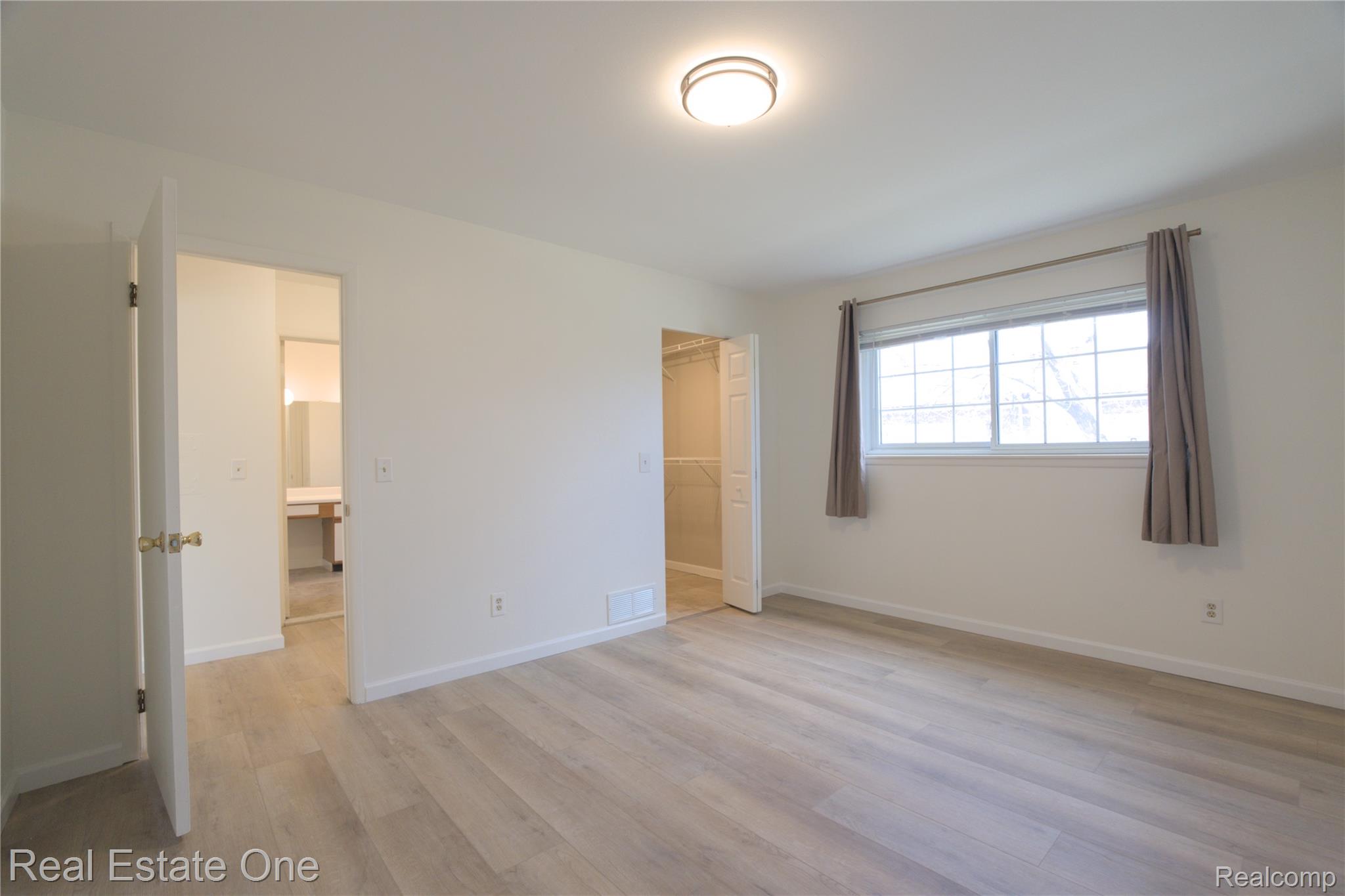 657 E Fox Hills Drive