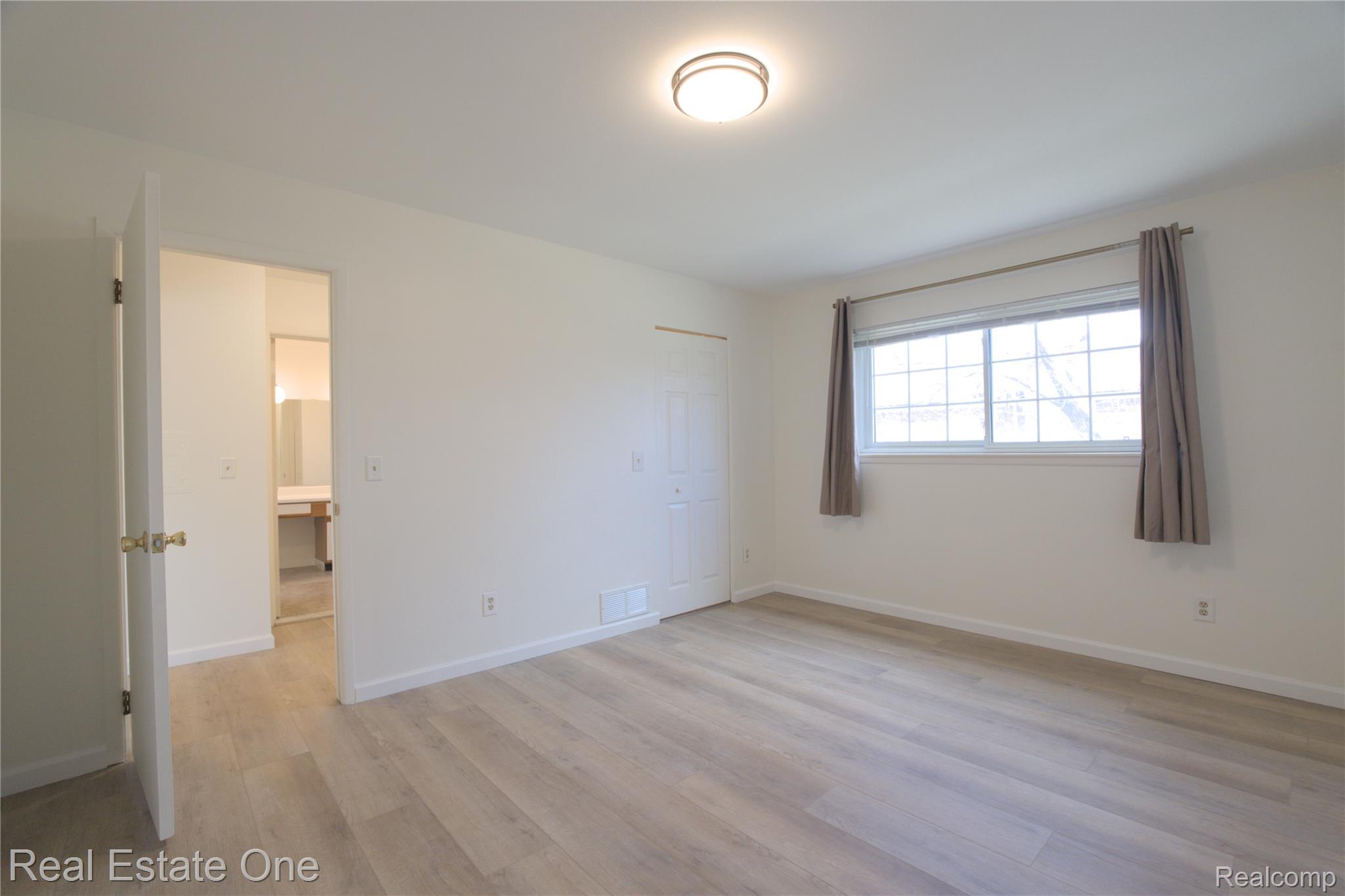 657 E Fox Hills Drive