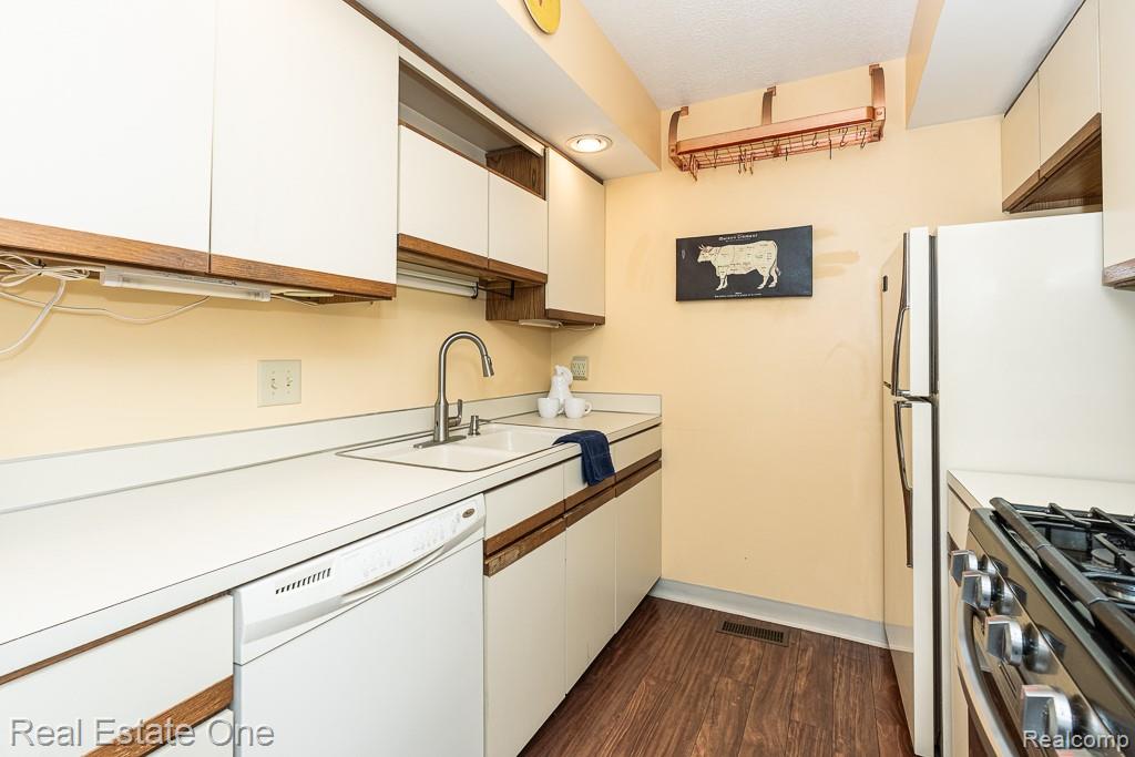 205 E Jolly Road Unit: 1