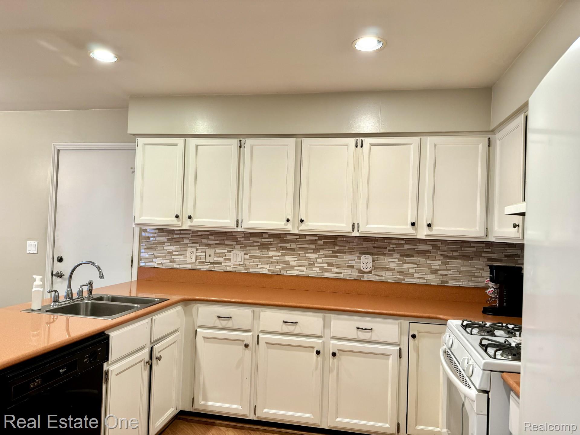 2136 London Bridge Drive