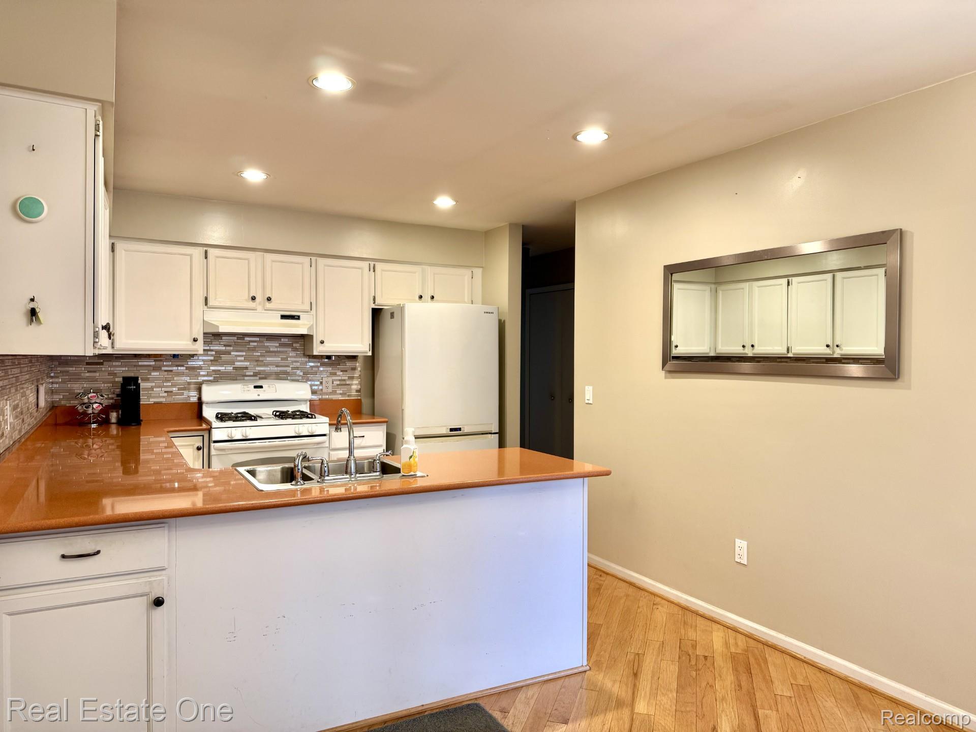 2136 London Bridge Drive