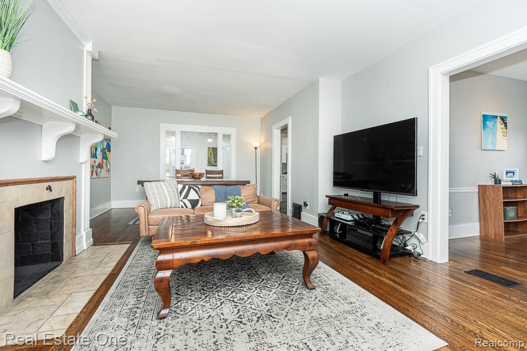 1212 Mayfield Drive