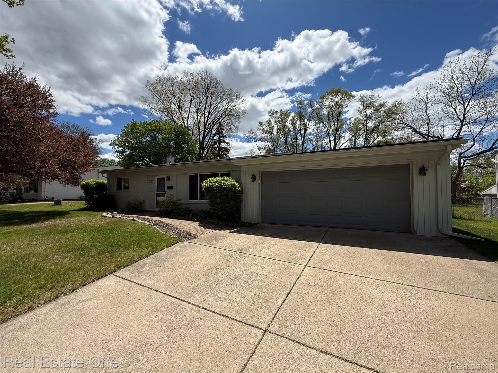 303 N Hill Circle