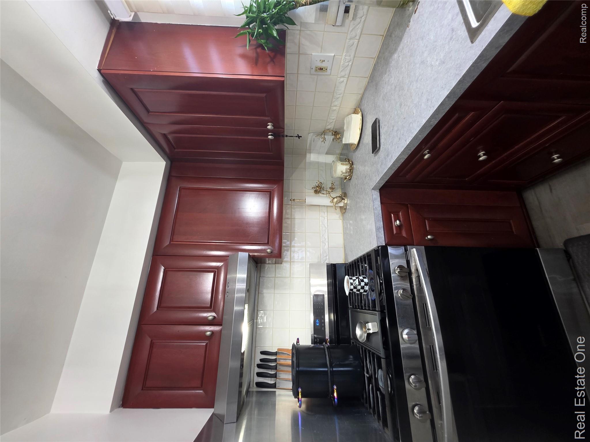 2898 Roundtree Drive
