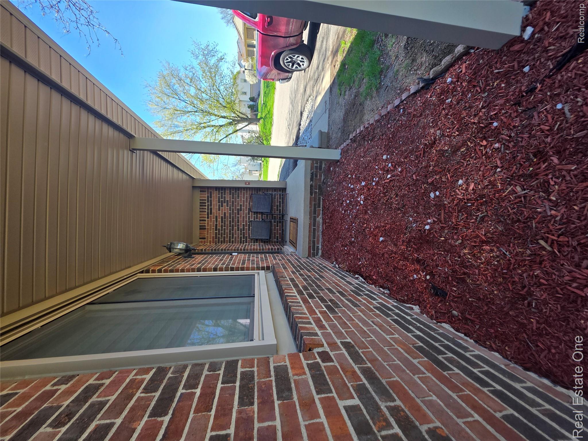 2898 Roundtree Drive