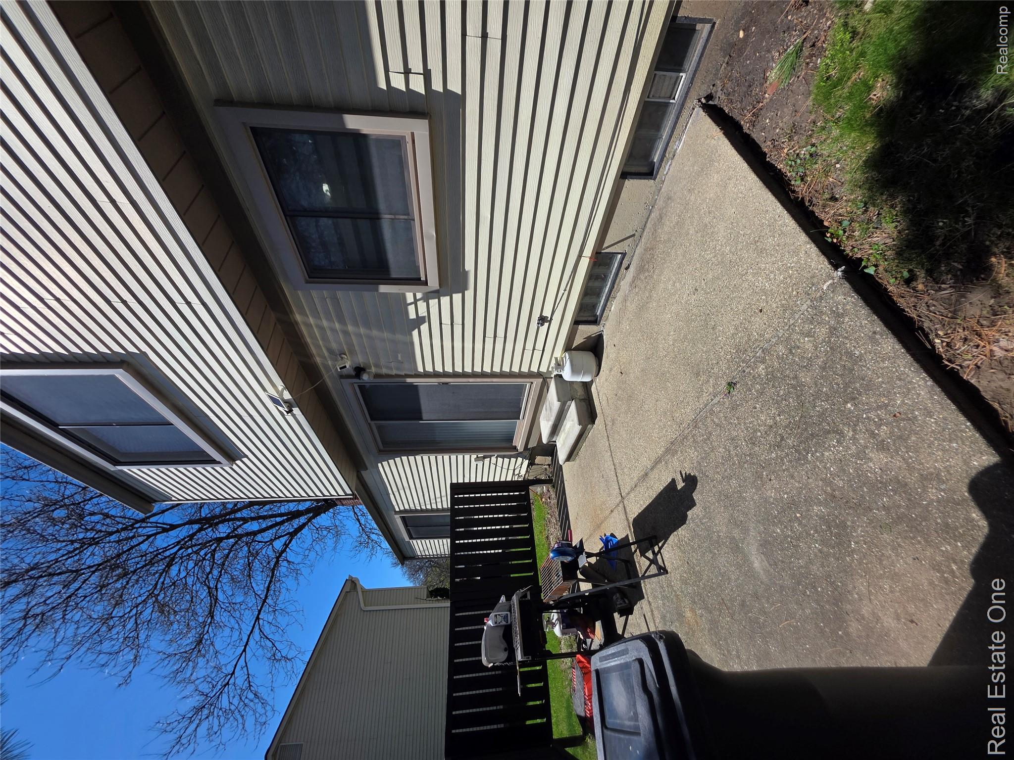 2898 Roundtree Drive