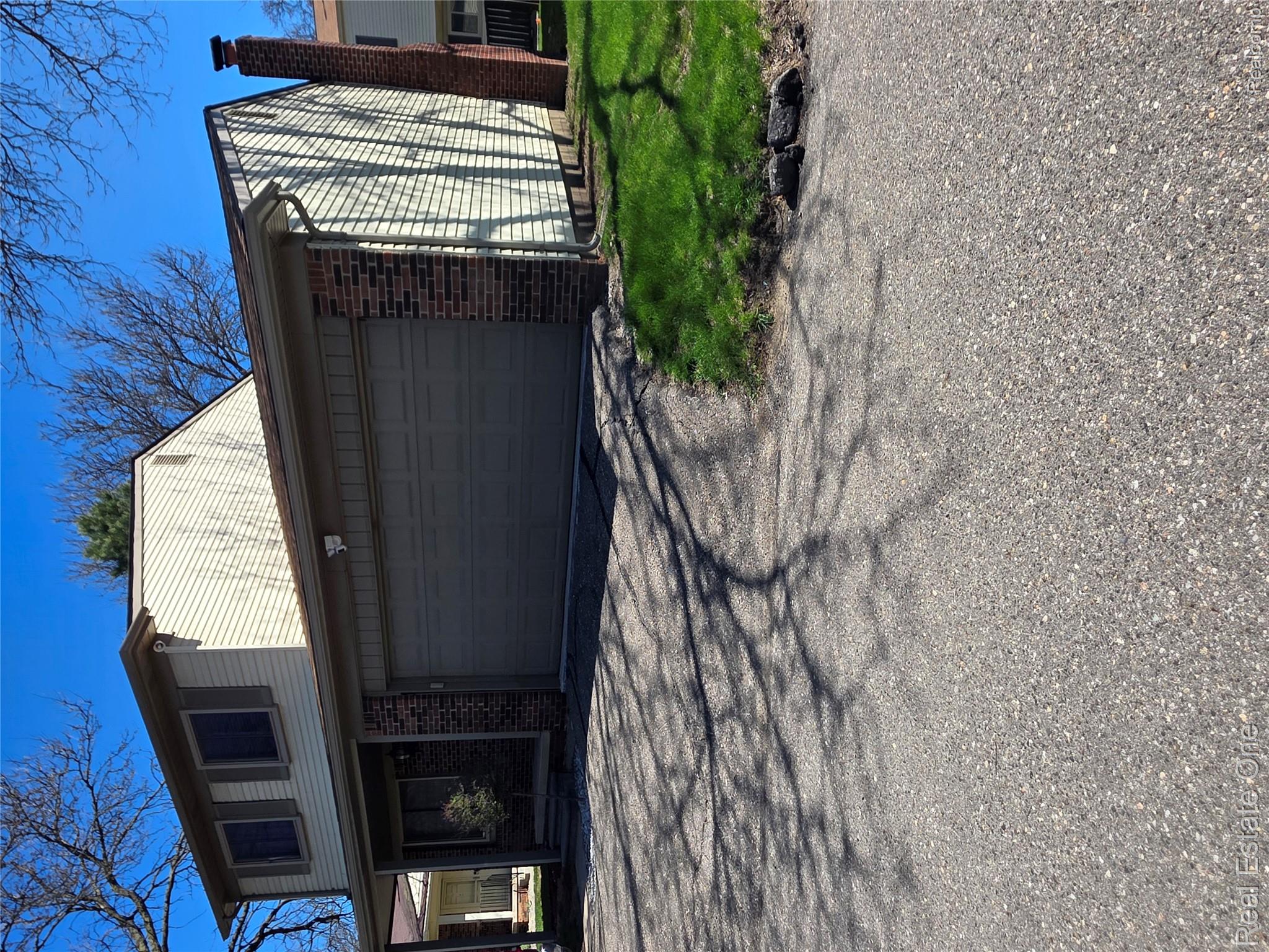 2898 Roundtree Drive