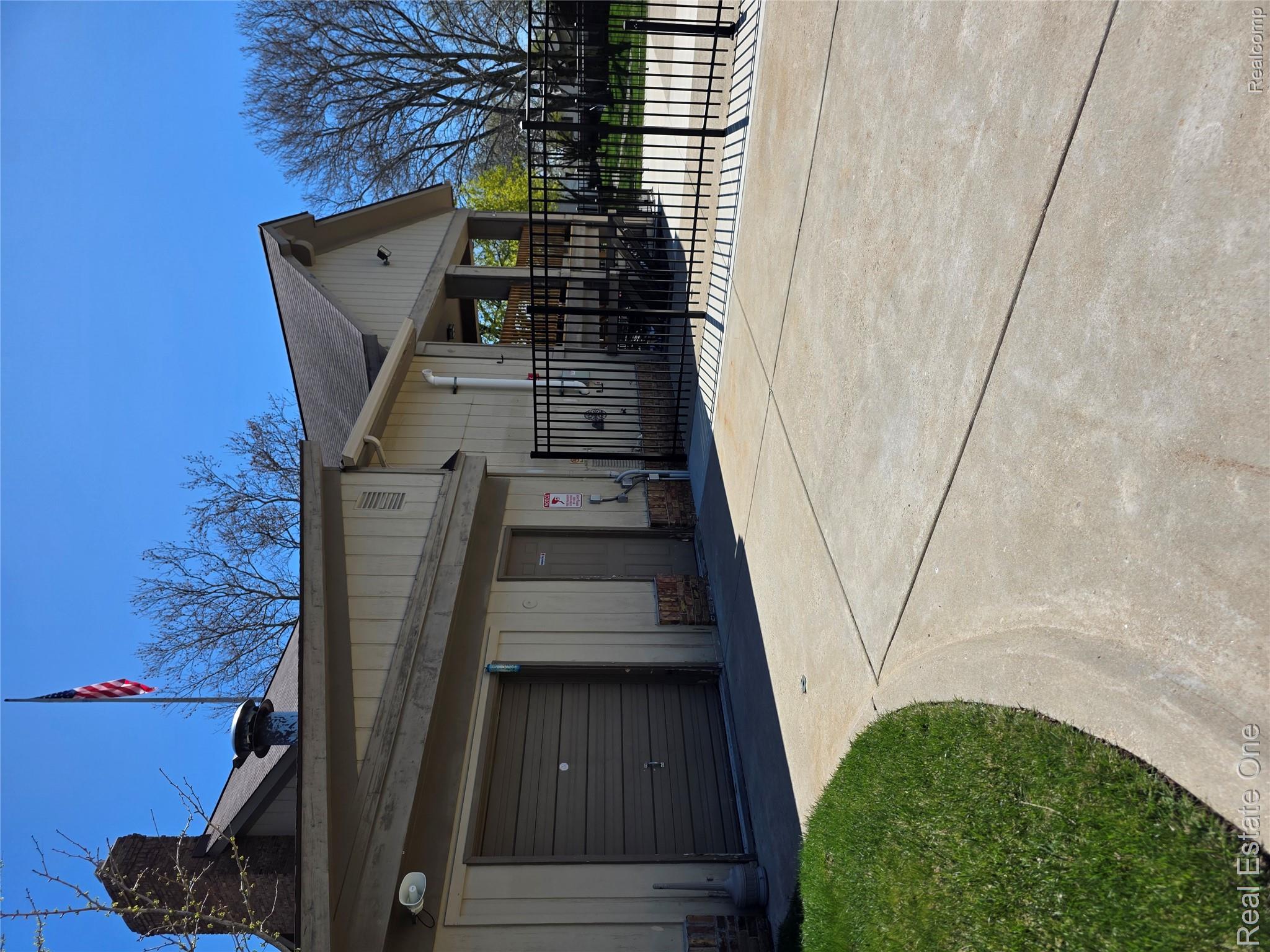 2898 Roundtree Drive