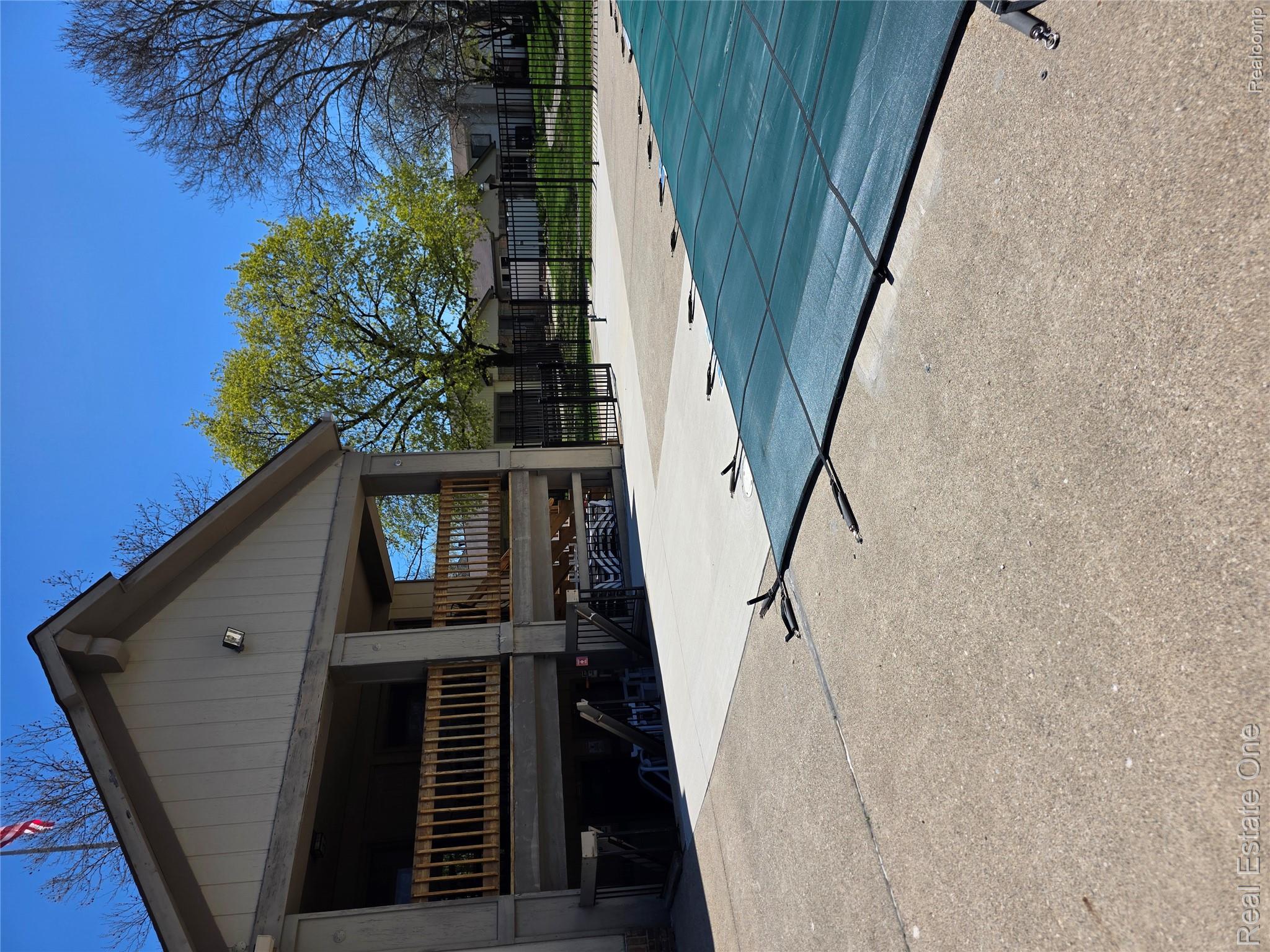 2898 Roundtree Drive