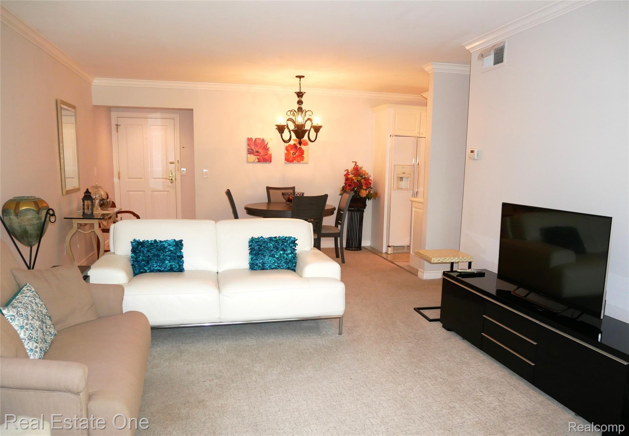 444 S Chester Street Unit: 413