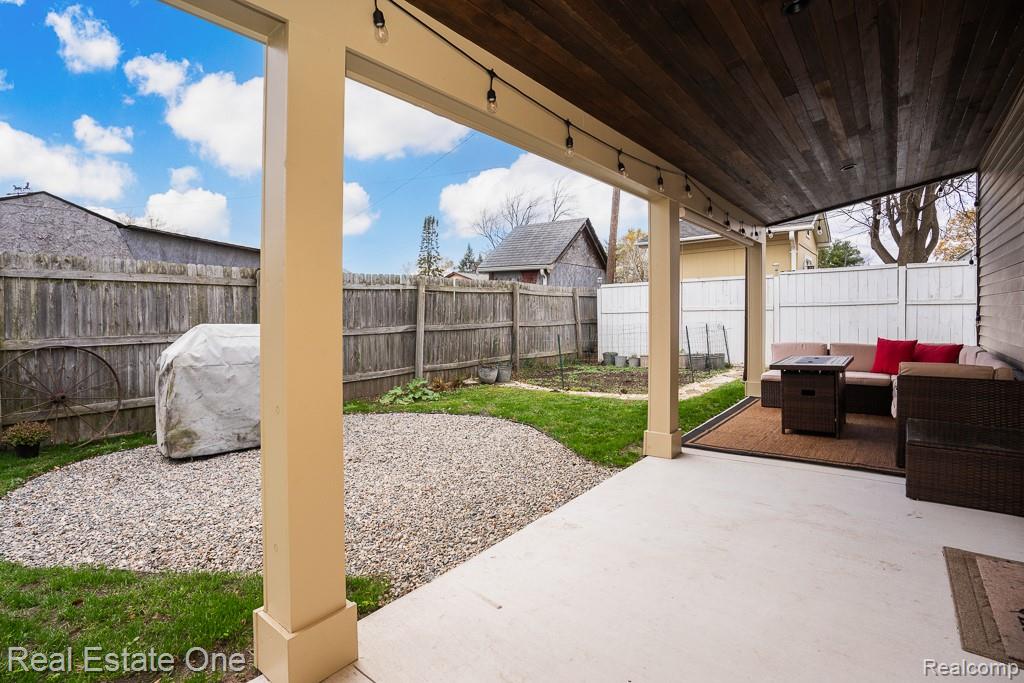 2762 EMMONS Avenue