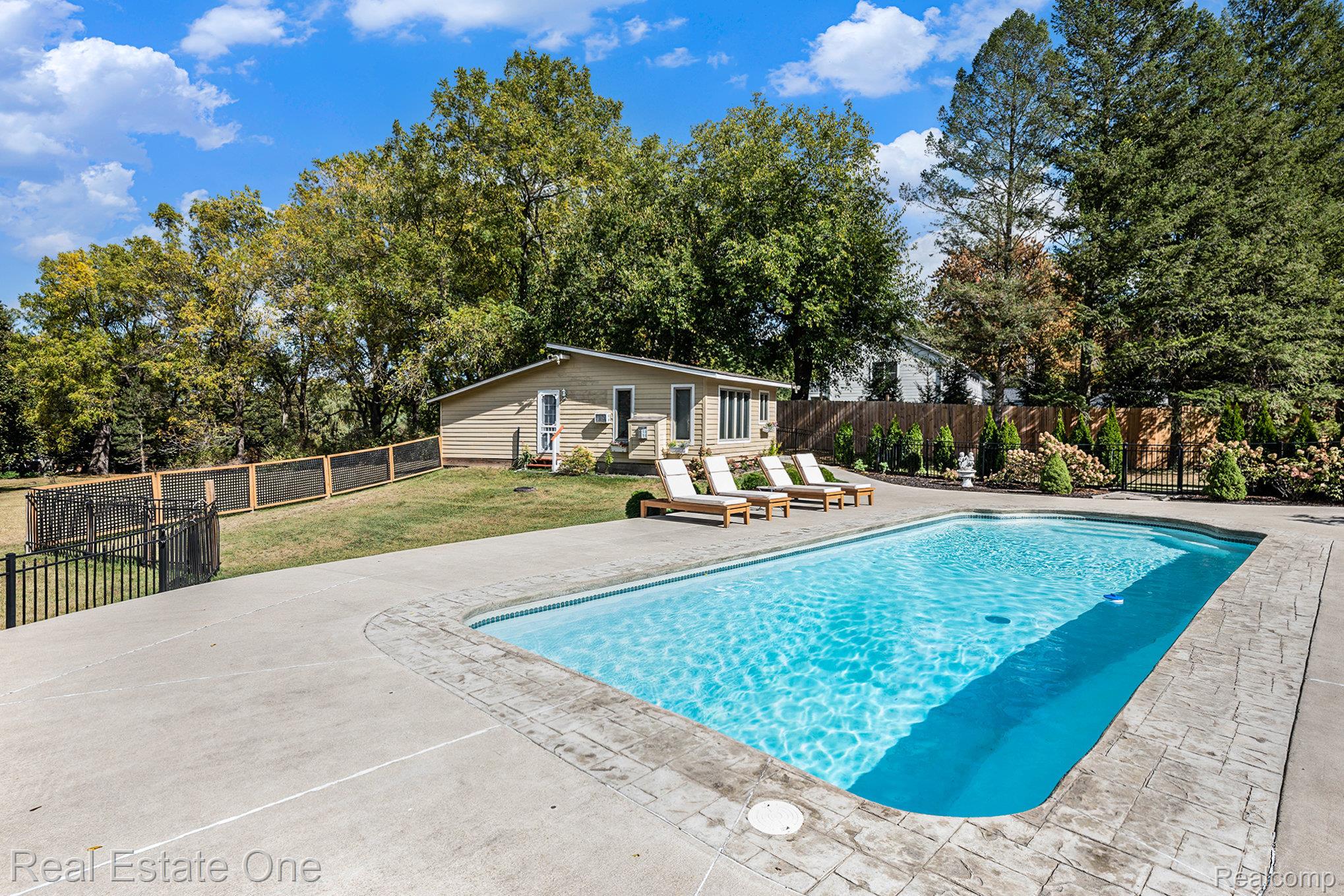 5772 N Rochester Road
