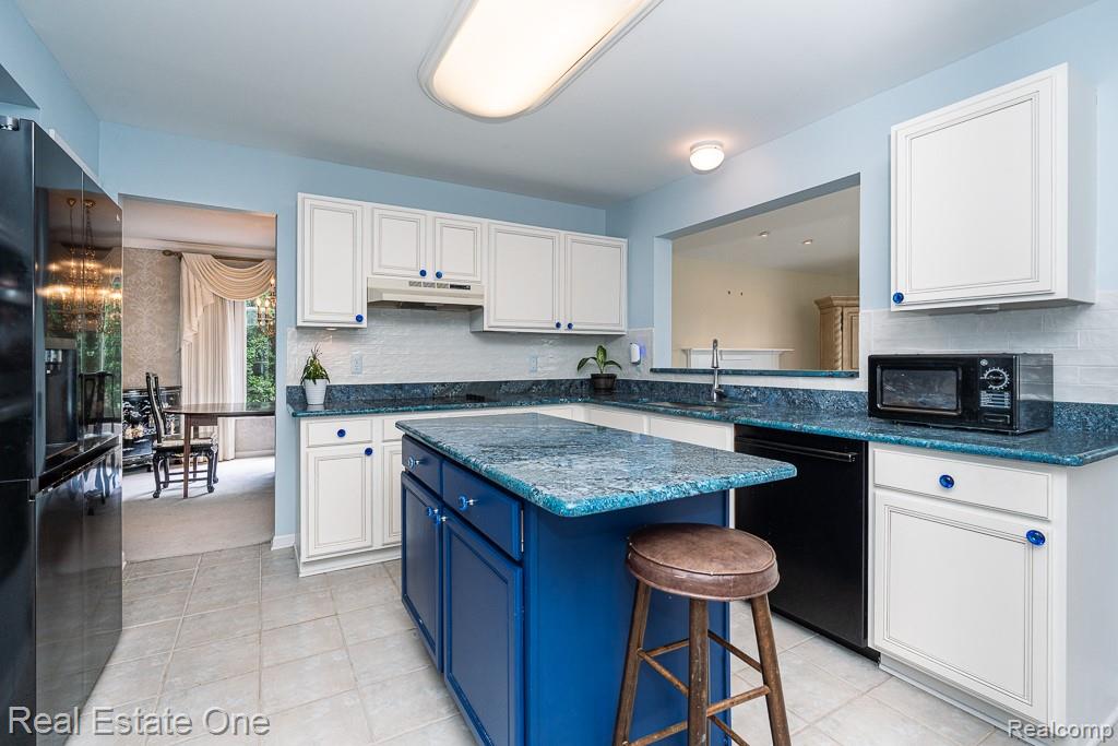 6489 Shoreline Drive