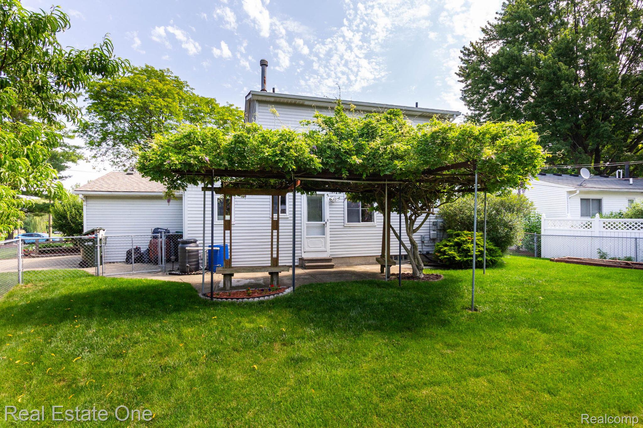 13912 Clinton River Road