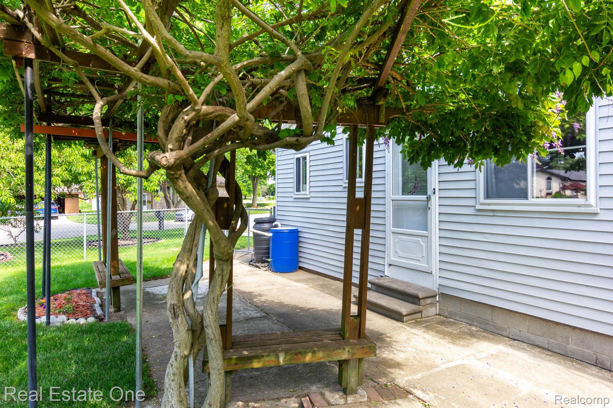 13912 Clinton River Road