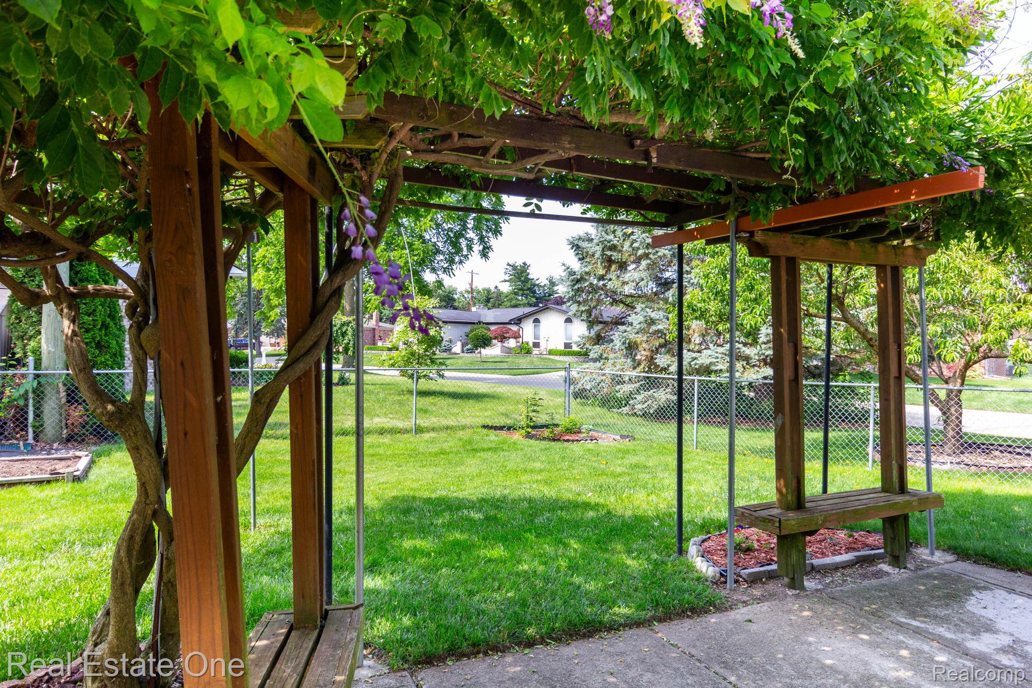 13912 Clinton River Road
