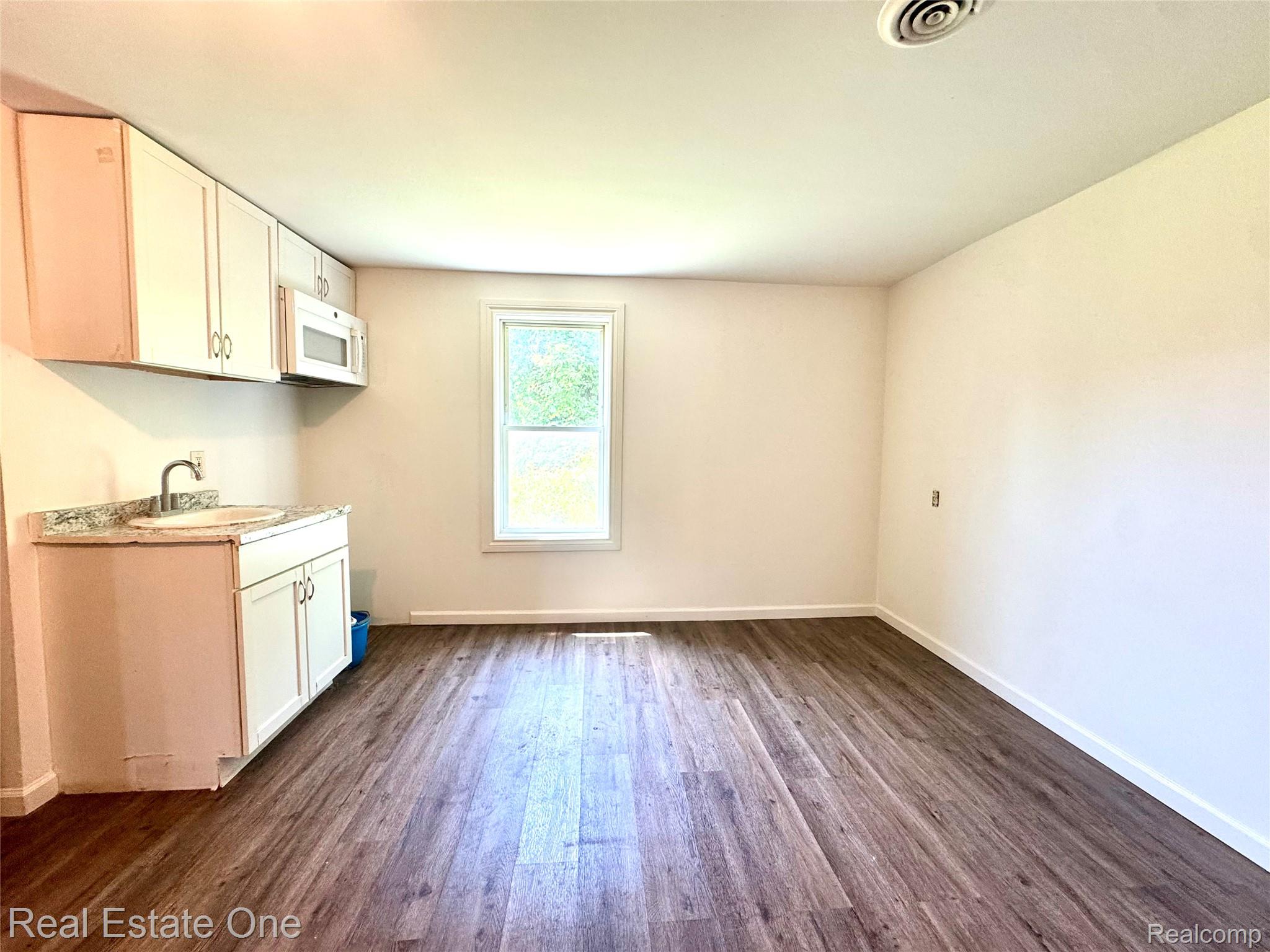 507 Lakeville Road Unit: 7