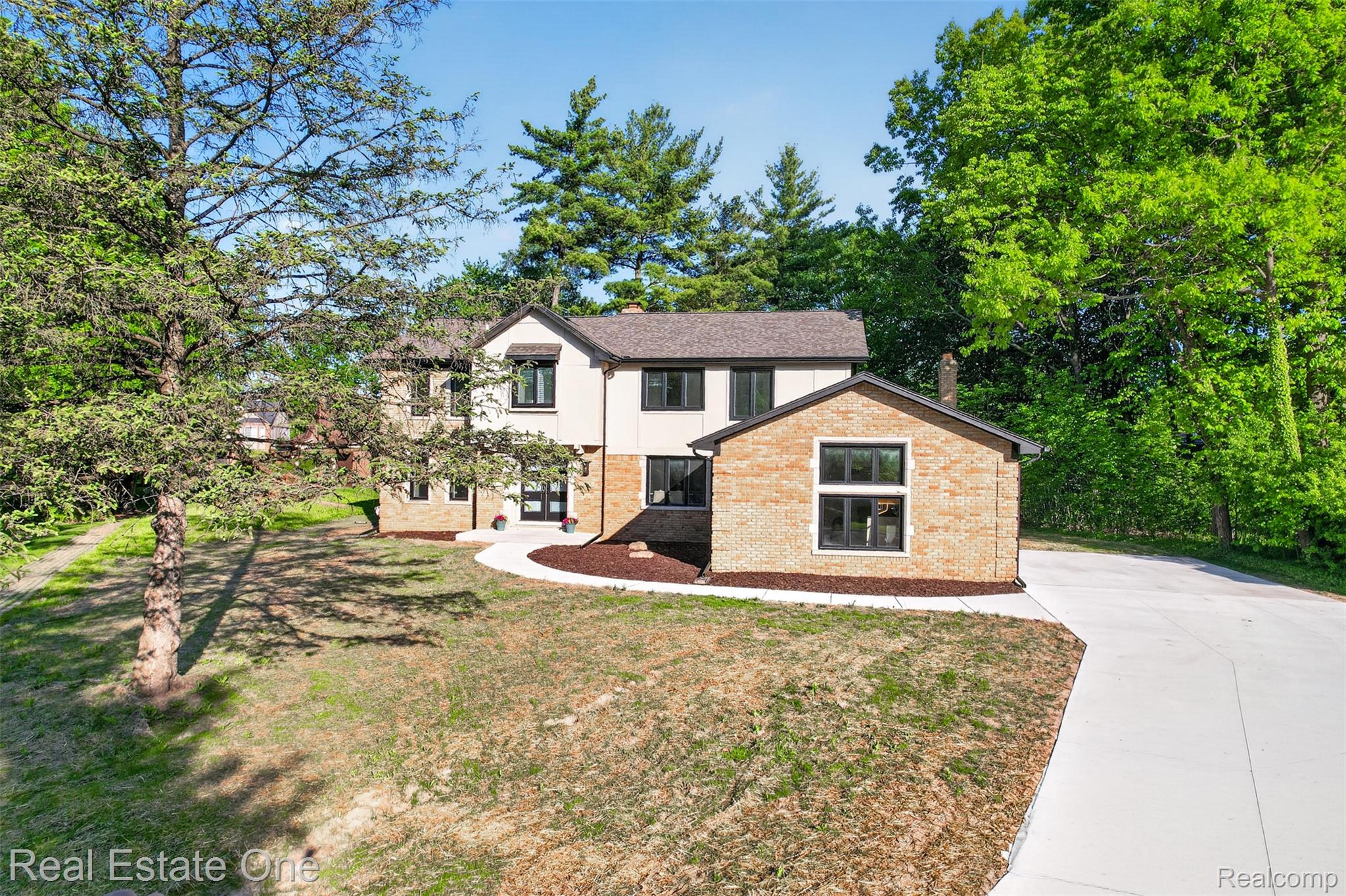 2141 Hickory Leaf Court N