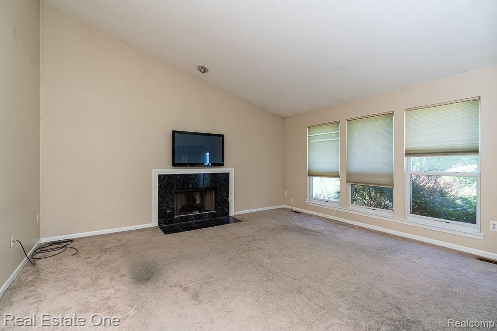 7583 Greenway LN