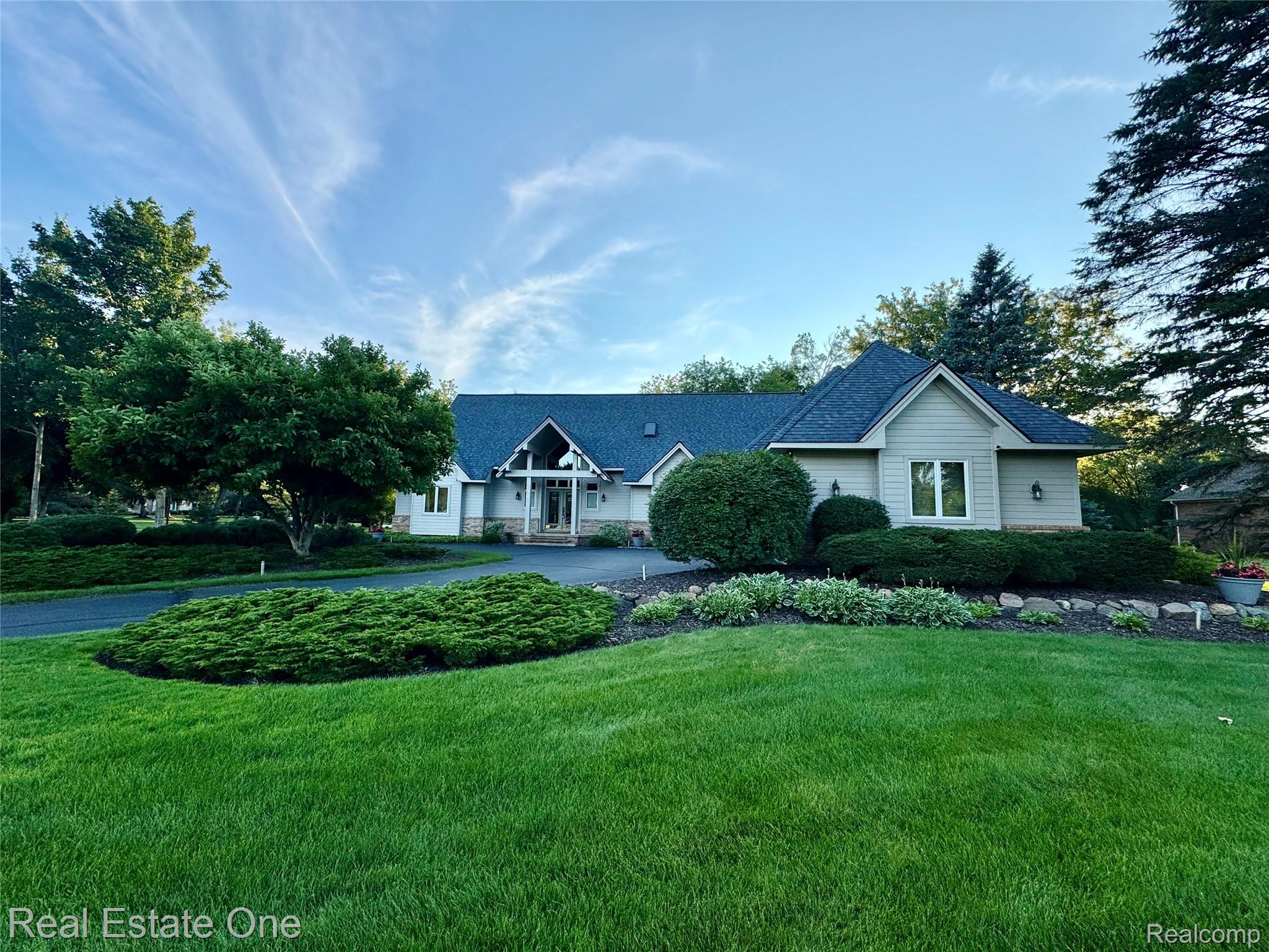 716 Bristol Ln Orion MI