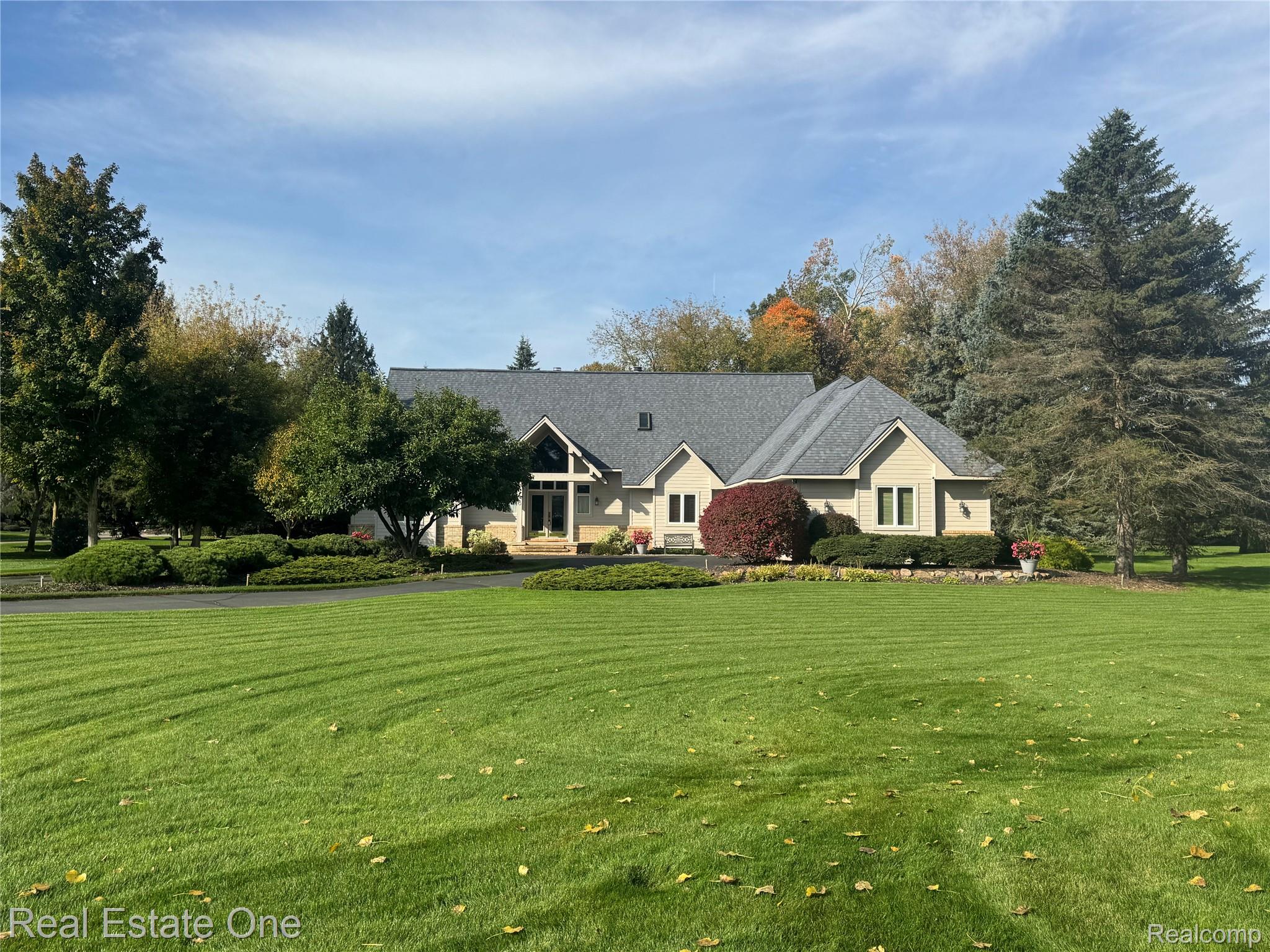 716 Bristol LN