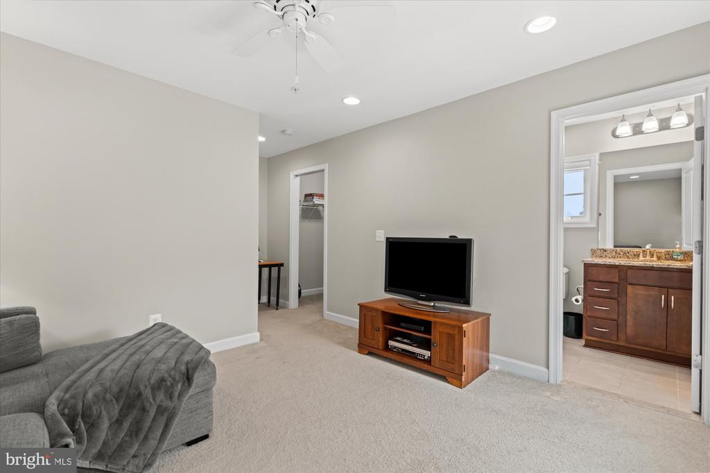 1022 RAILROAD AVENUE 4